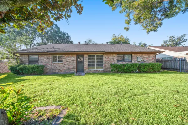 $2,100 | 5013 Camden Lane, Pearland, TX 77584