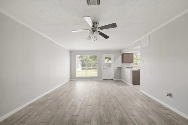 $2,100 | 5013 Camden Lane, Pearland, TX 77584