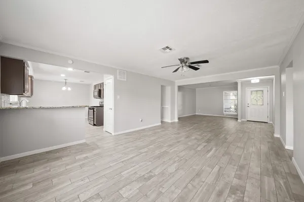 $2,100 | 5013 Camden Lane, Pearland, TX 77584