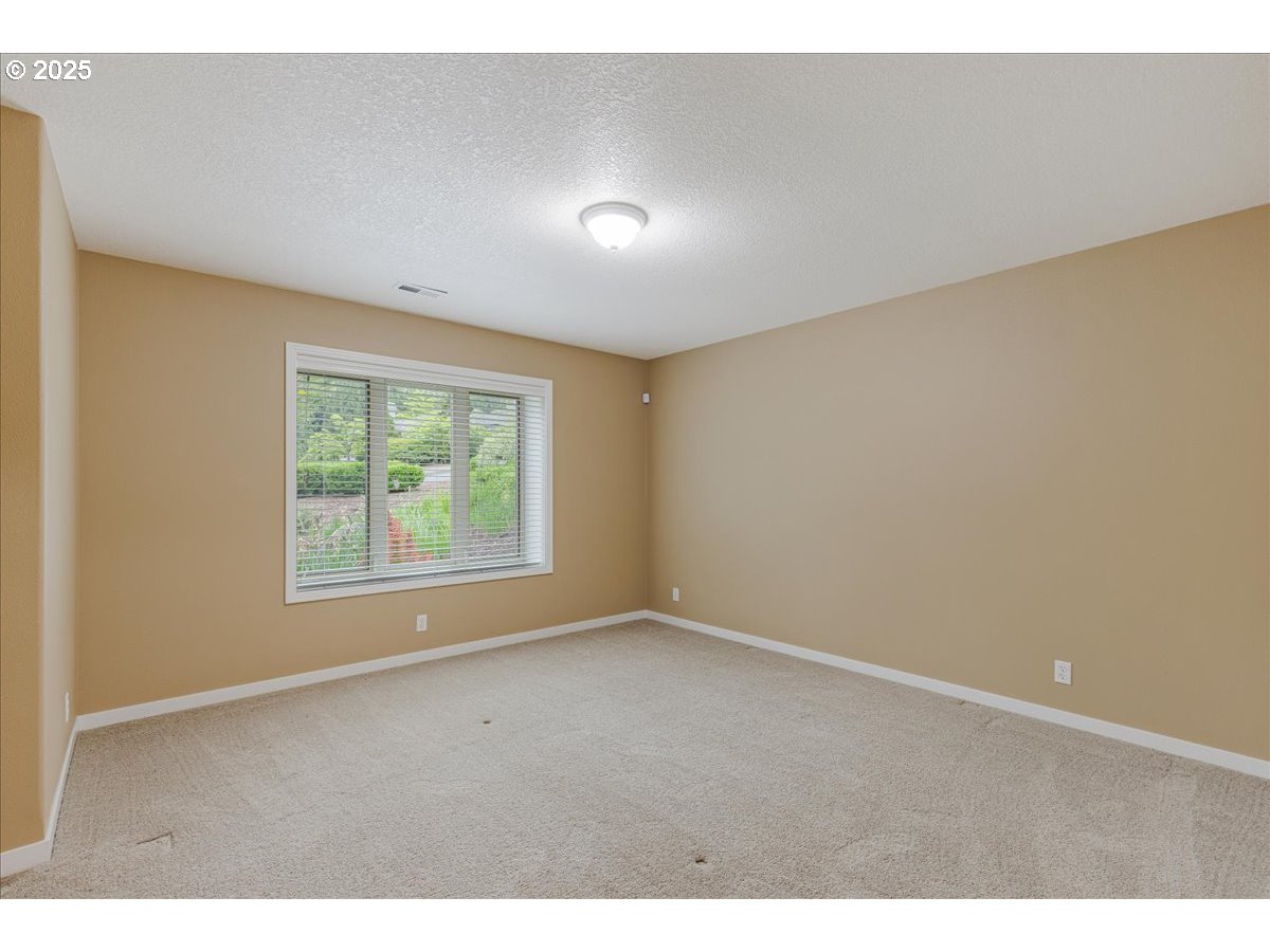 692 Southeast 38th Drive Gresham, OR 97080 - Photo 21 of 36