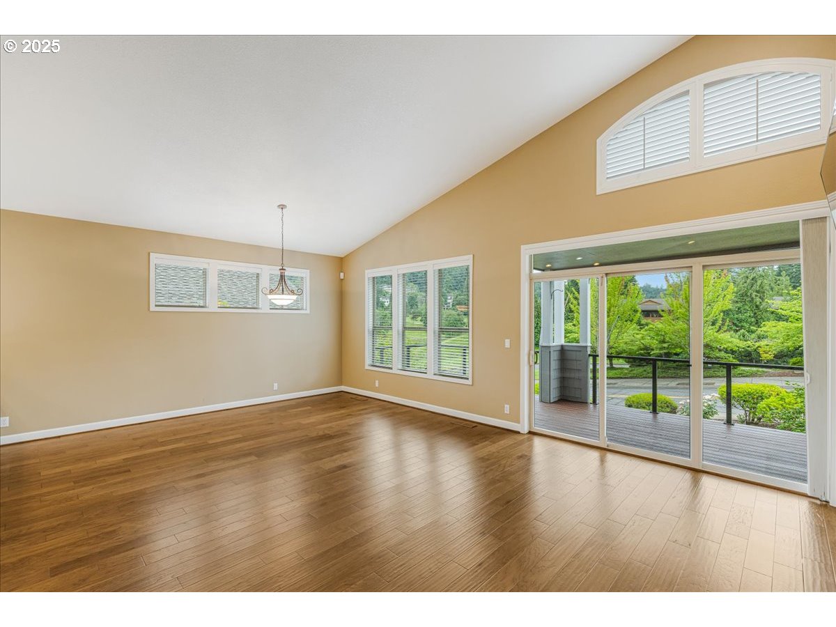 692 Southeast 38th Drive Gresham, OR 97080 - Photo 5 of 36