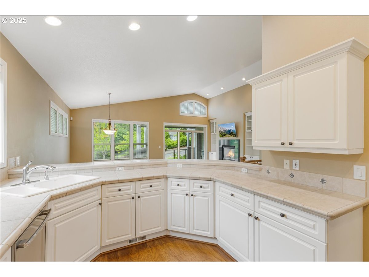 692 Southeast 38th Drive Gresham, OR 97080 - Photo 10 of 36