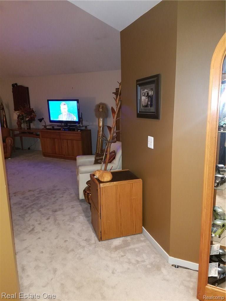 798 Hemingway Road Lake Orion, MI 48362 - Photo 17 of 37 20161228_173226.jpg