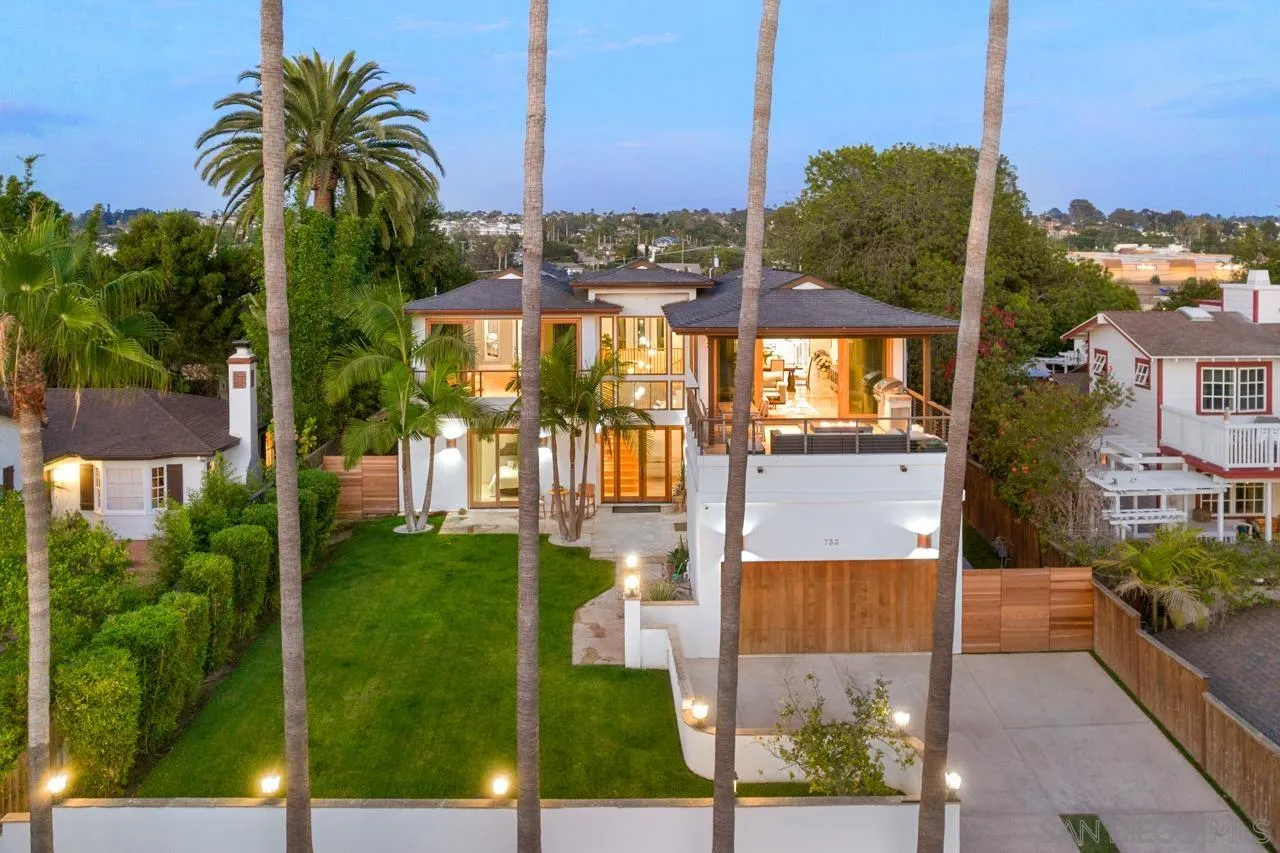 733 Stratford Drive Encinitas, CA 92024 - Photo 3 of 46 a view of a city in front of a building