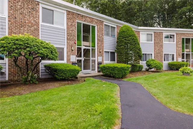 $250,000 | 494 Putnam Pike, Unit B5, Smithfield, RI 02828
