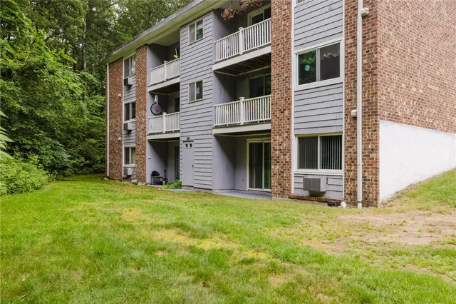 $250,000 | 494 Putnam Pike, Unit B5, Smithfield, RI 02828