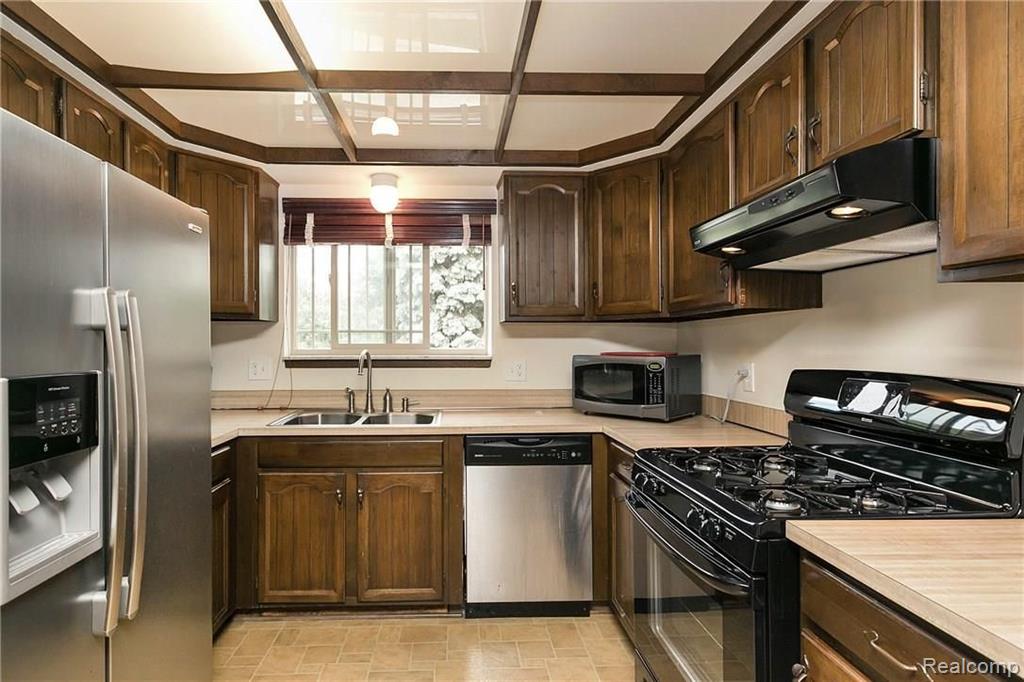 304 Coldiron Drive Rochester Hills, MI 48307 - Photo 12 of 31