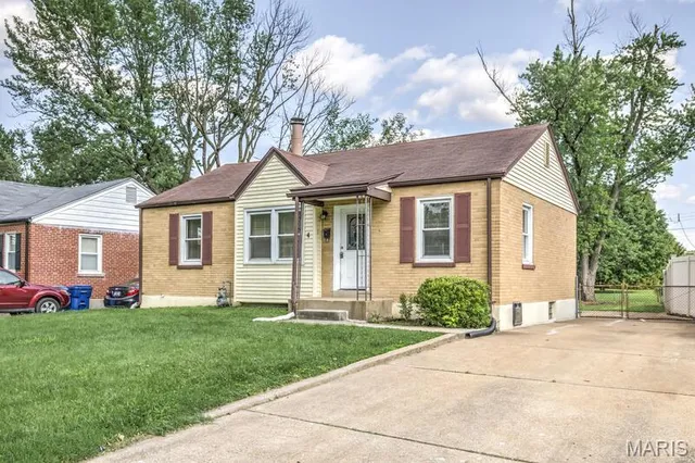 $169,900 | 4 Duchesne Drive, Florissant, MO 63031