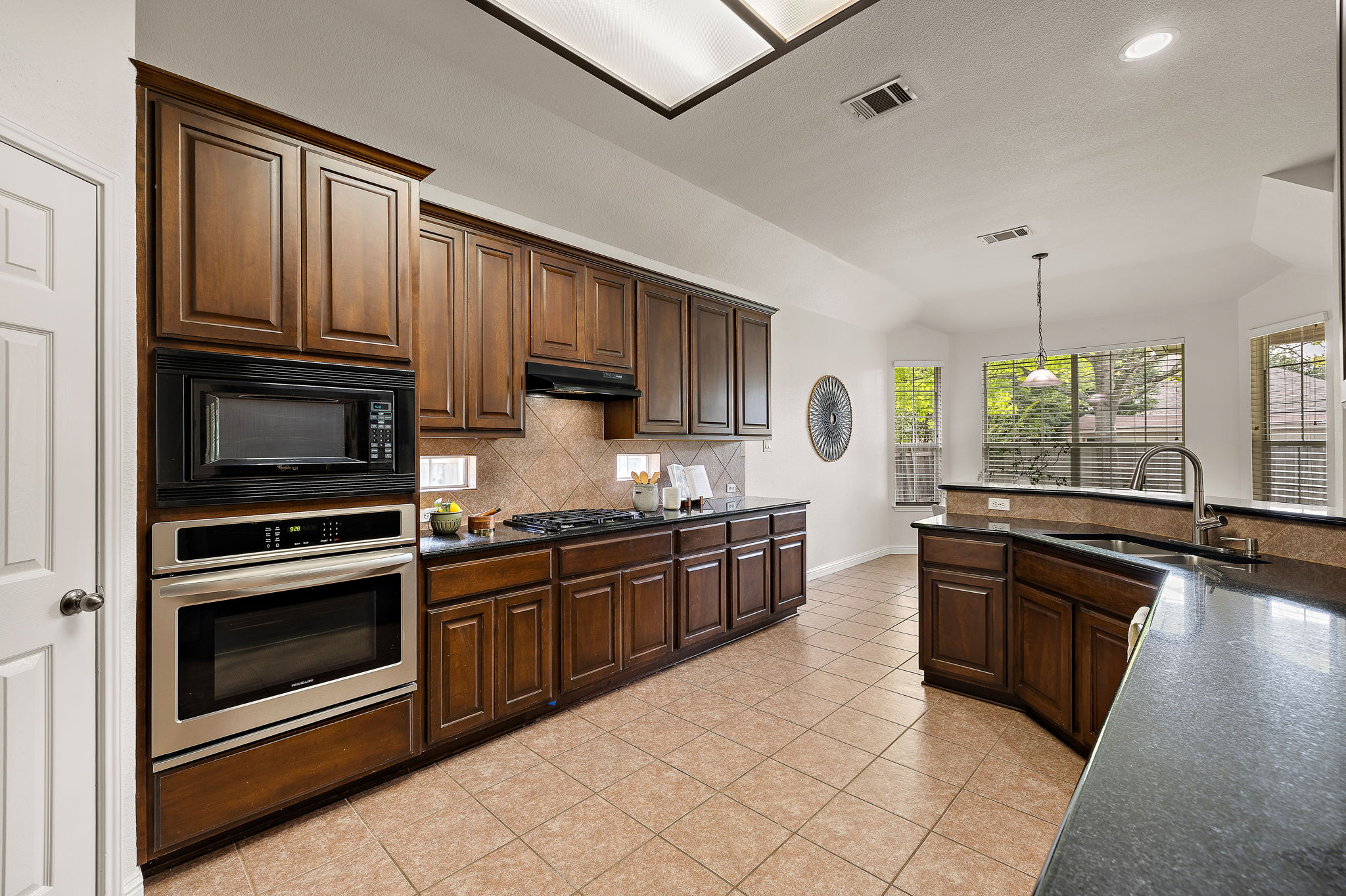 1115 Canyon Maple Road Pflugerville, TX 78660 - Photo 15 of 34 Ample counter space