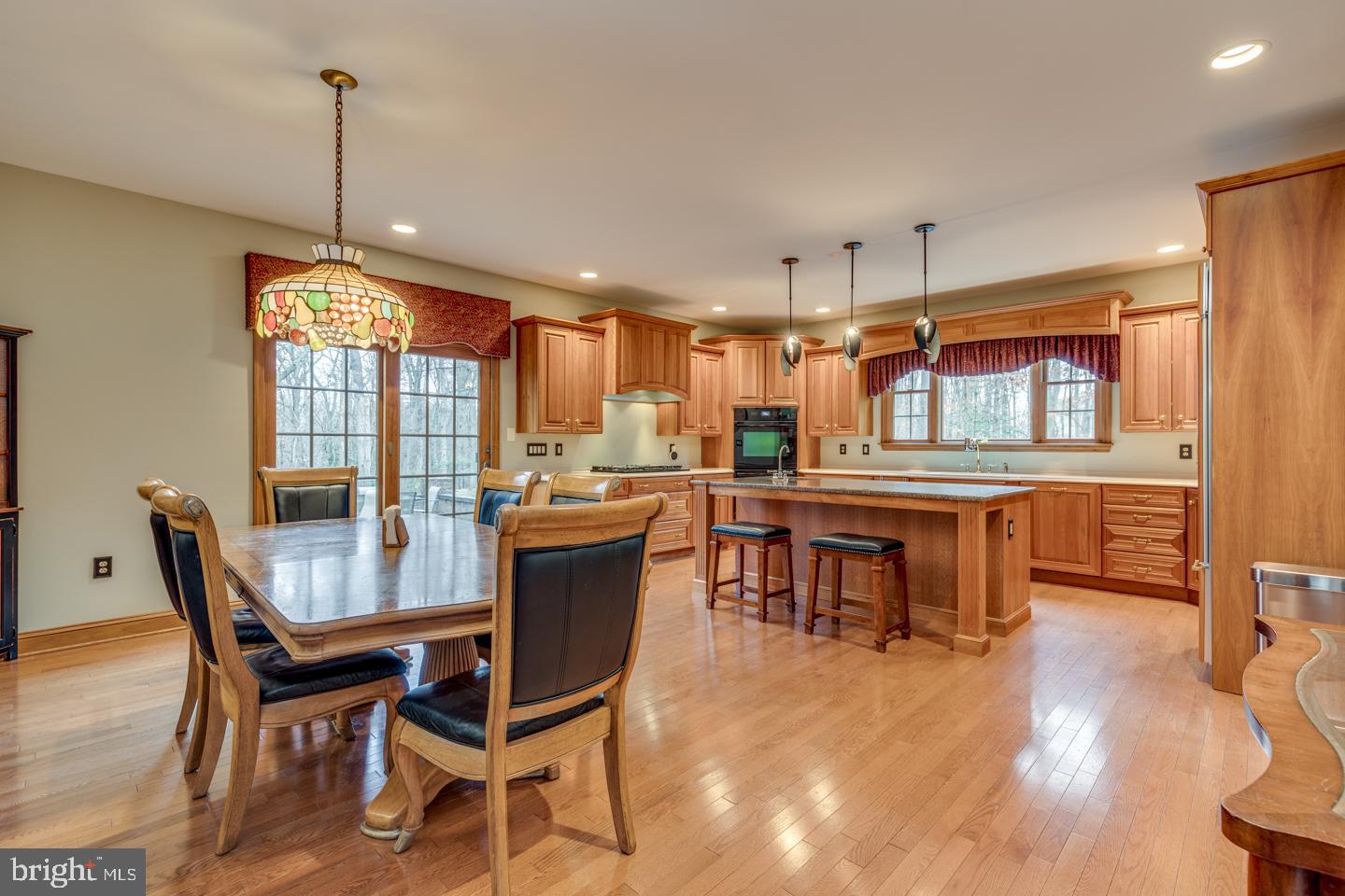 LARGE GOURMET KITCHEN