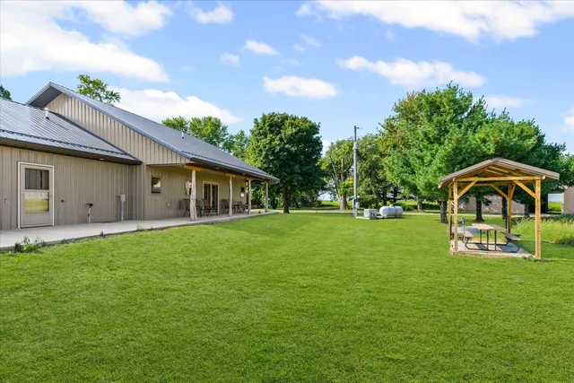a view of a house with backyard and garden
