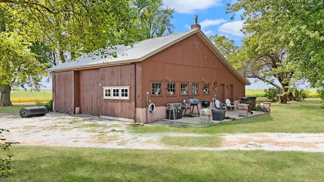 a view of a house with backyard and tree