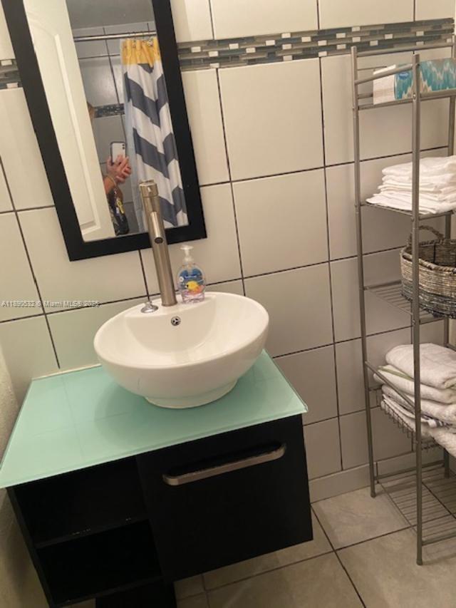 2560 South Ocean Boulevard, Unit 312 Palm Beach, FL 33480 - Photo 16 of 24 a sink with a mirror