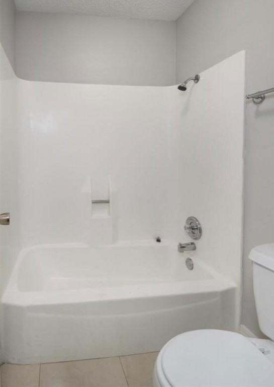 3022 Deer Valley Drive Spring, TX 77373 - Photo 33 of 34 a bathroom with a toilet and a bathtub