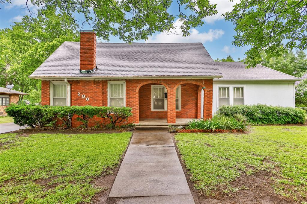 206 Ritchey Street Gainesville, TX 76240 - Photo 1 of 36 a front view of house with yard