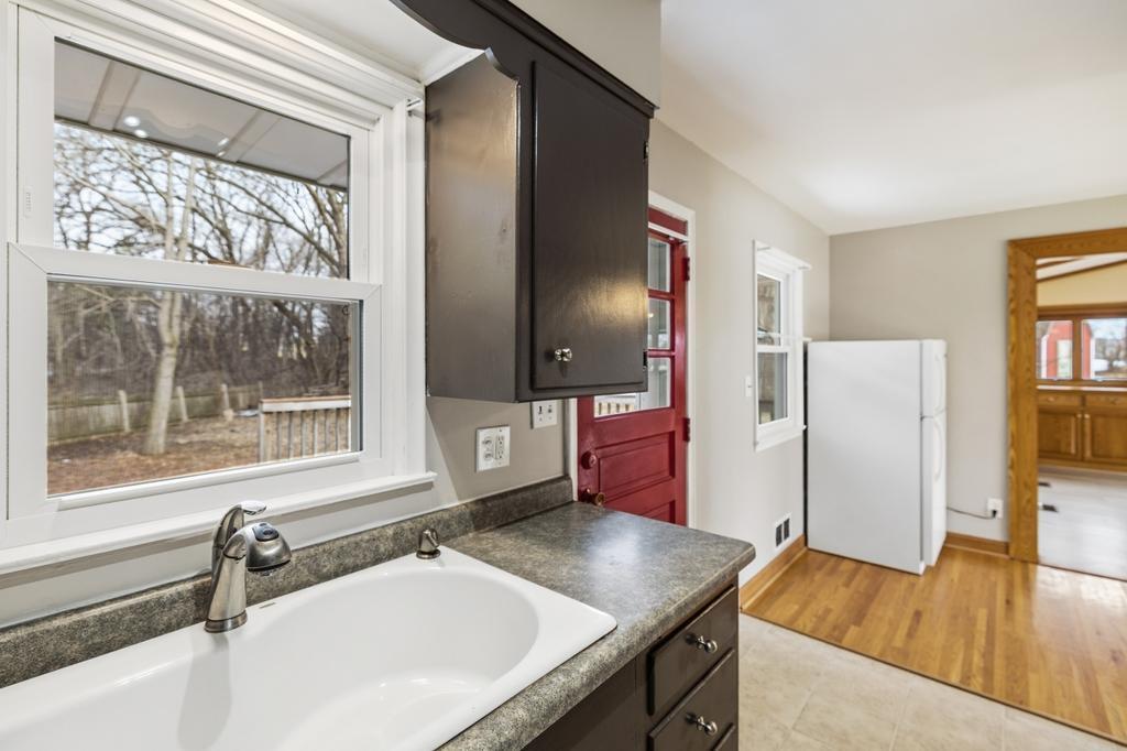 303 Roma Avenue West Roseville, MN 55113 - Photo 10 of 36