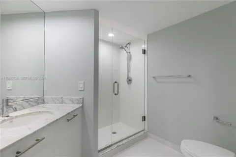 $5,800 | 500 Brickell Avenue, Unit 1801, Miami, FL 33131