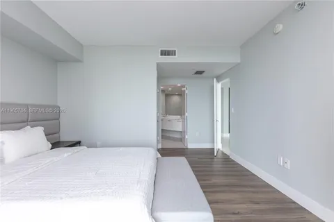 $5,800 | 500 Brickell Avenue, Unit 1801, Miami, FL 33131