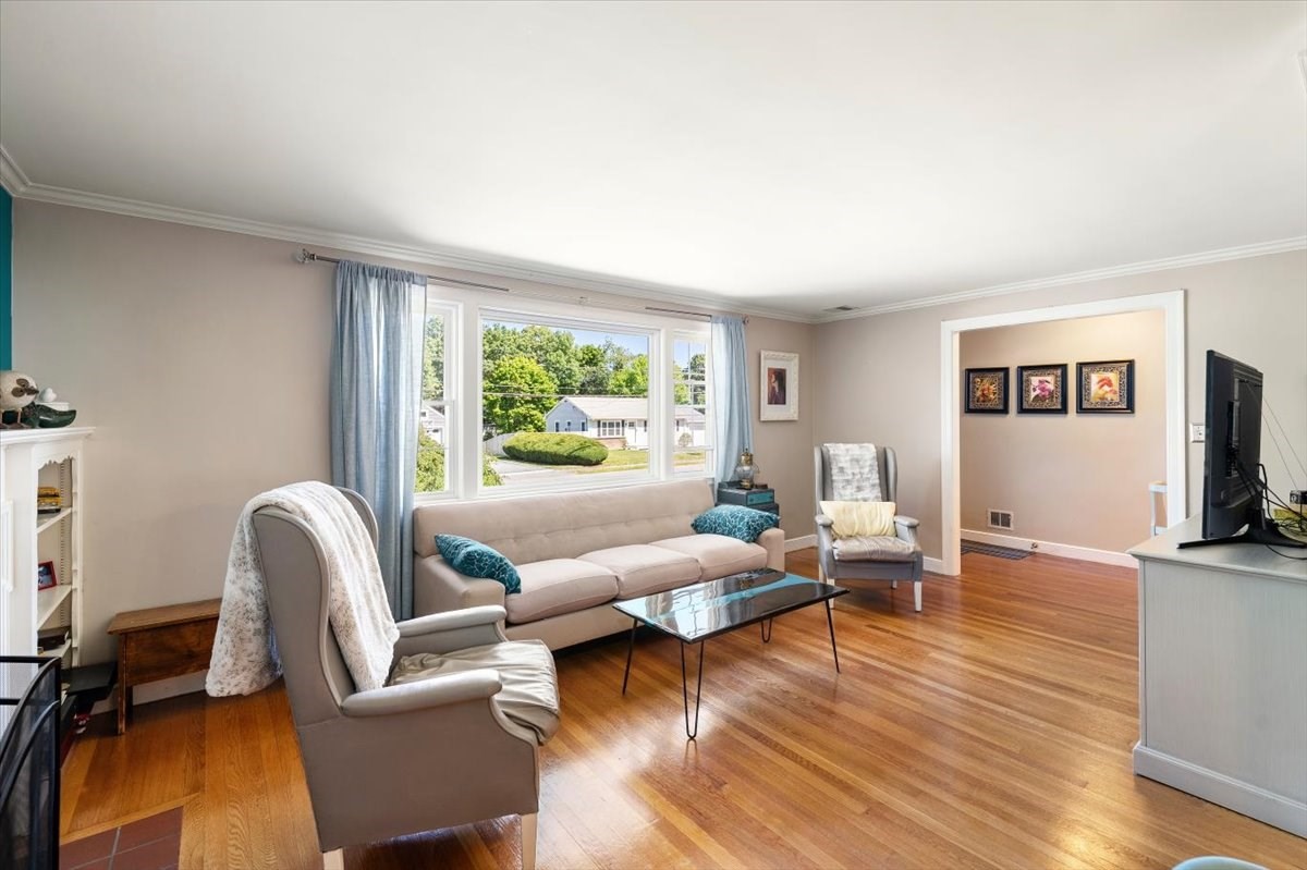 147 Howe Street Natick, MA 01760 - Photo 4 of 32 Gallery Image 4