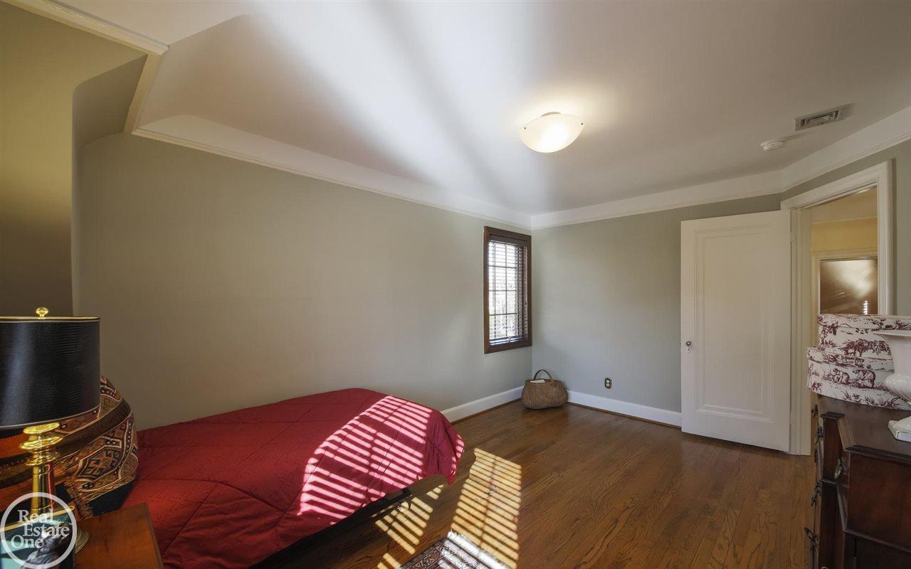 1712 Broadstone Road Grosse Pointe Woods, MI 48236 - Photo 19 of 34