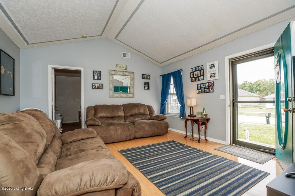 354 Madison Rae Boulevard Shepherdsville, KY 40165 - Photo 3 of 18 Living Room