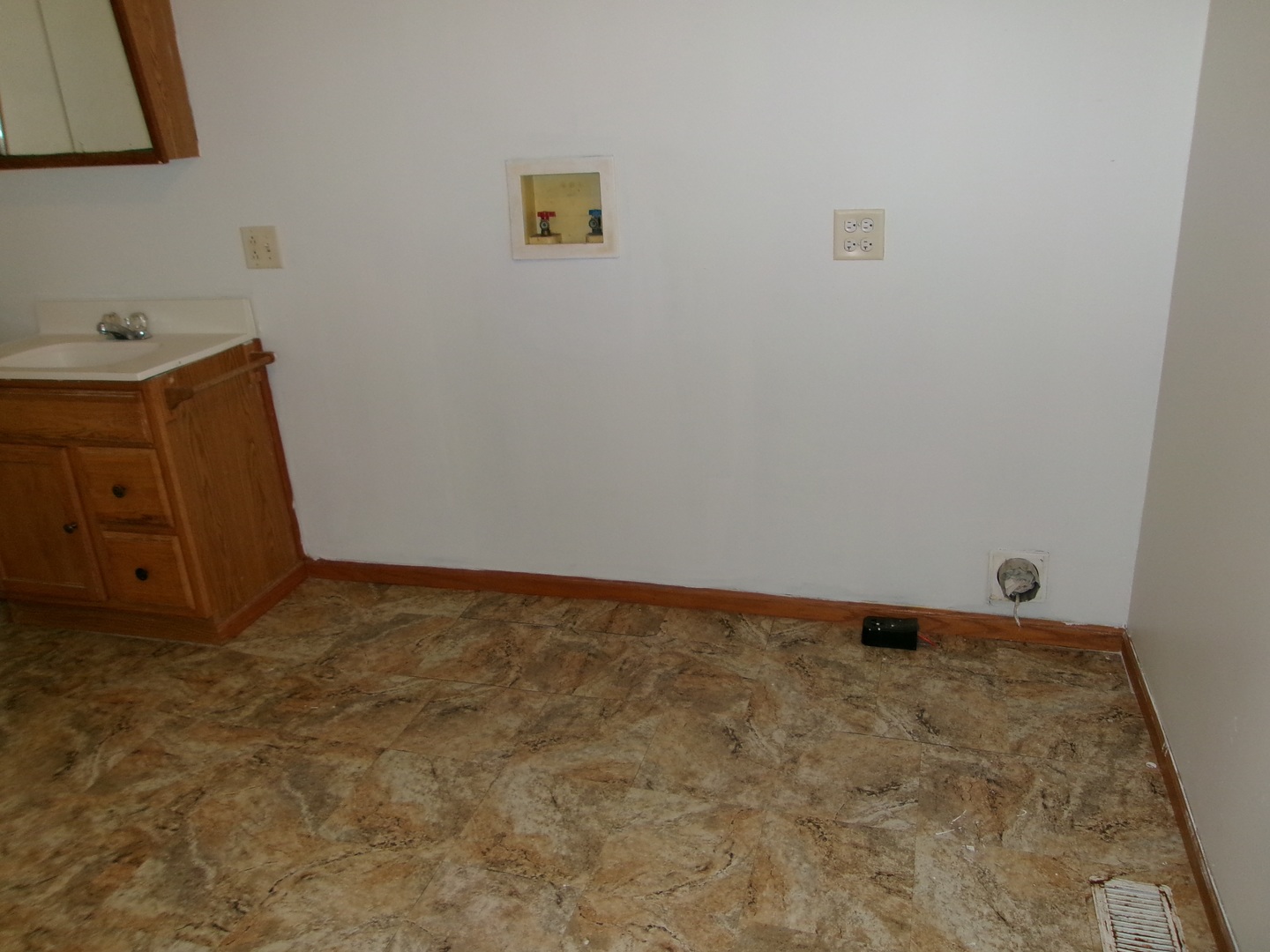 316 7th Street LaSalle, IL 61301 - Photo 9 of 11 a view of a room with closet