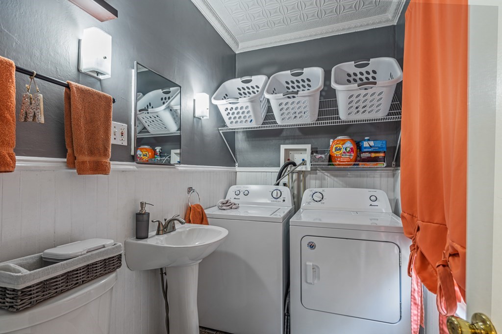 569 Gaskill Street Woonsocket, RI 02895 - Photo 25 of 33 a utility room with dryer and washer