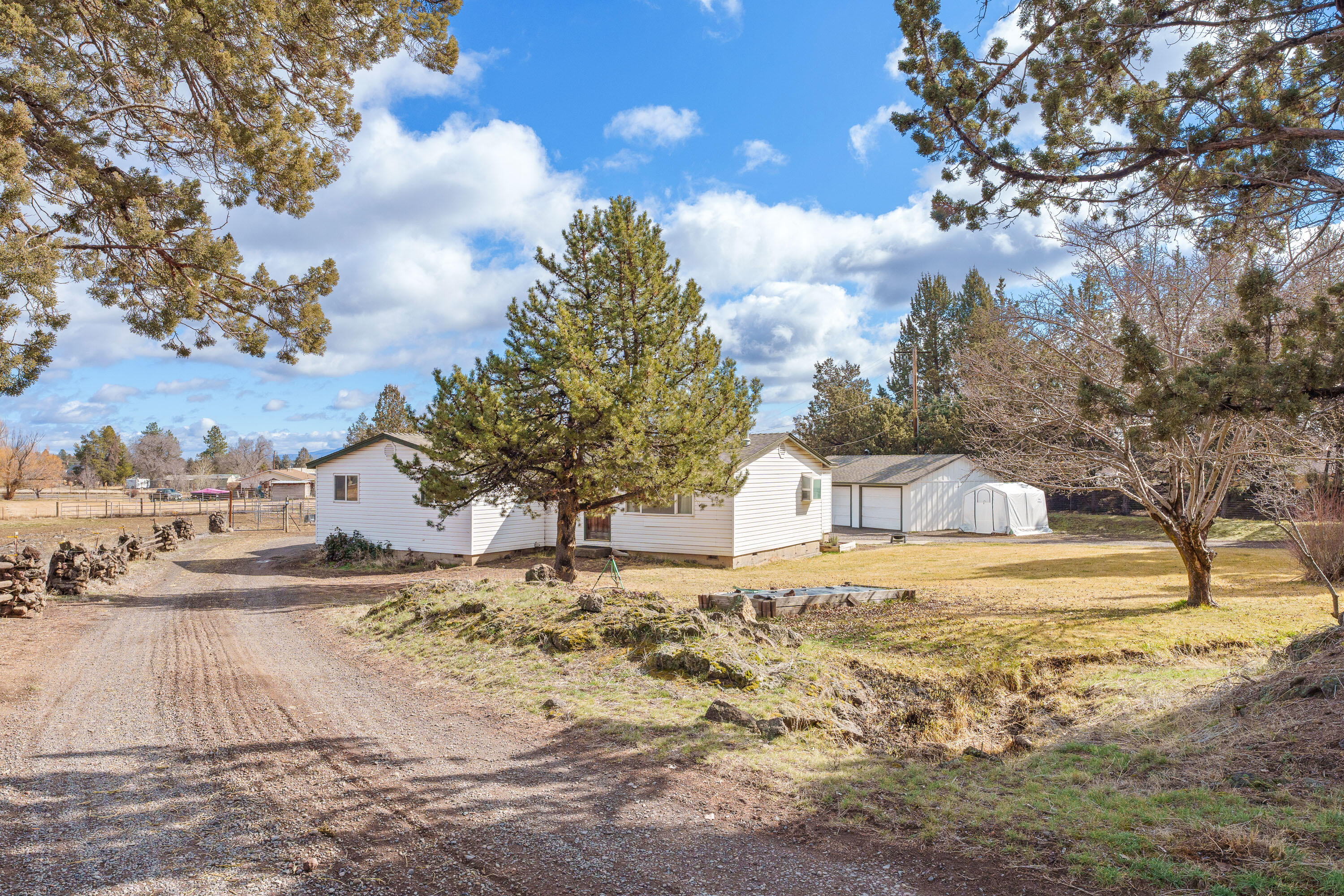 64904 Rimrock Drive Bend, OR 97703 - Photo 3 of 44