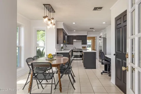 $300,000 | 100 Presbytere Parkway, Lafayette, LA 70503