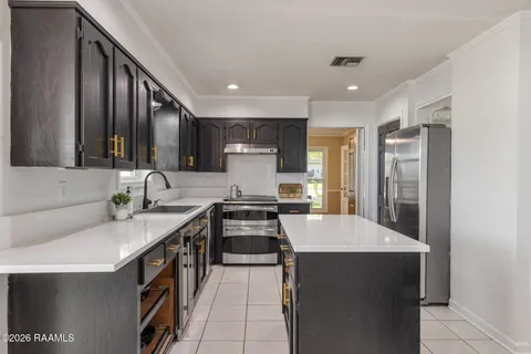 $300,000 | 100 Presbytere Parkway, Lafayette, LA 70503