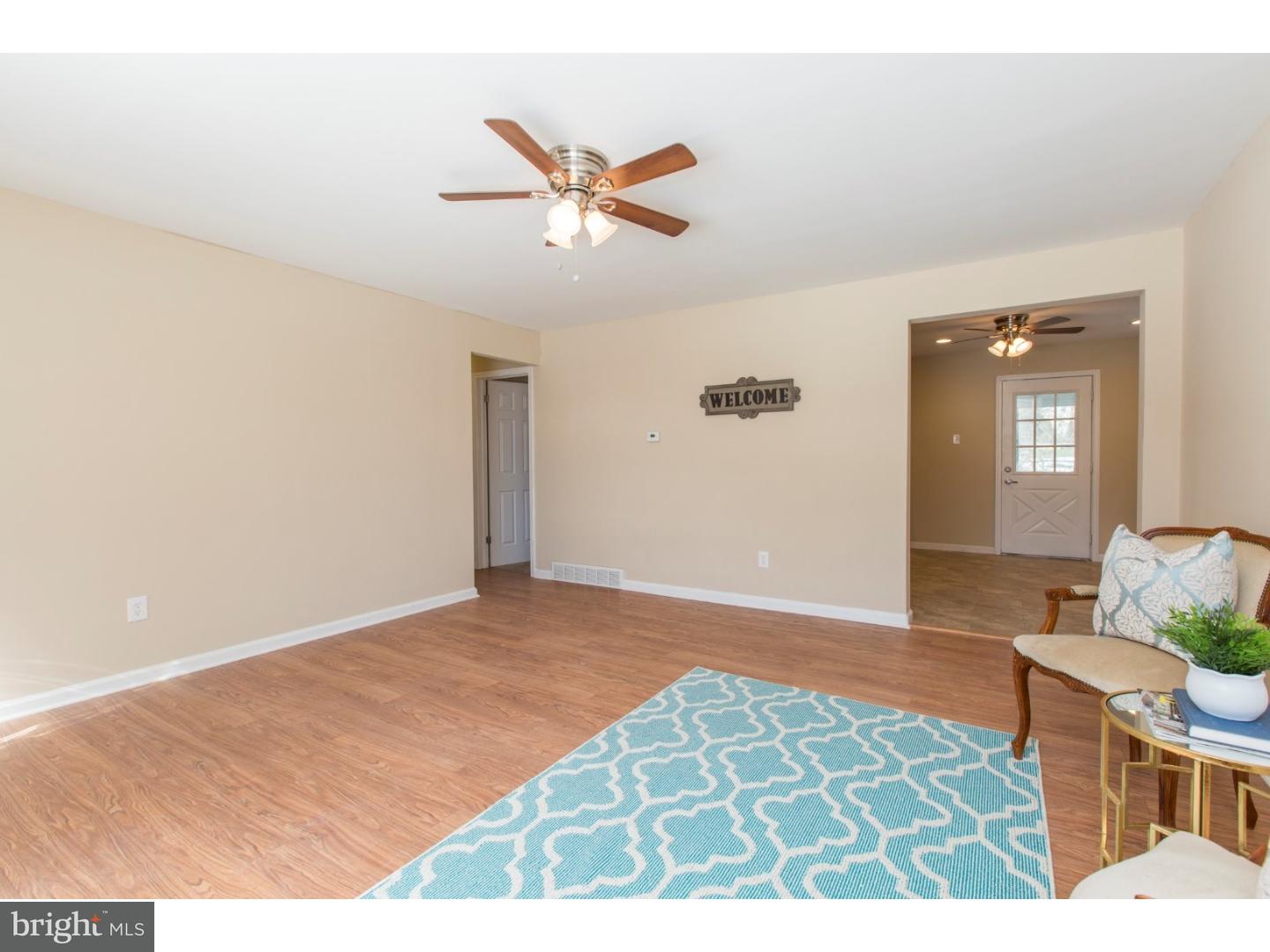 441 Vincent Road Willow Grove, PA 19090 - Photo 4 of 25 Living Room