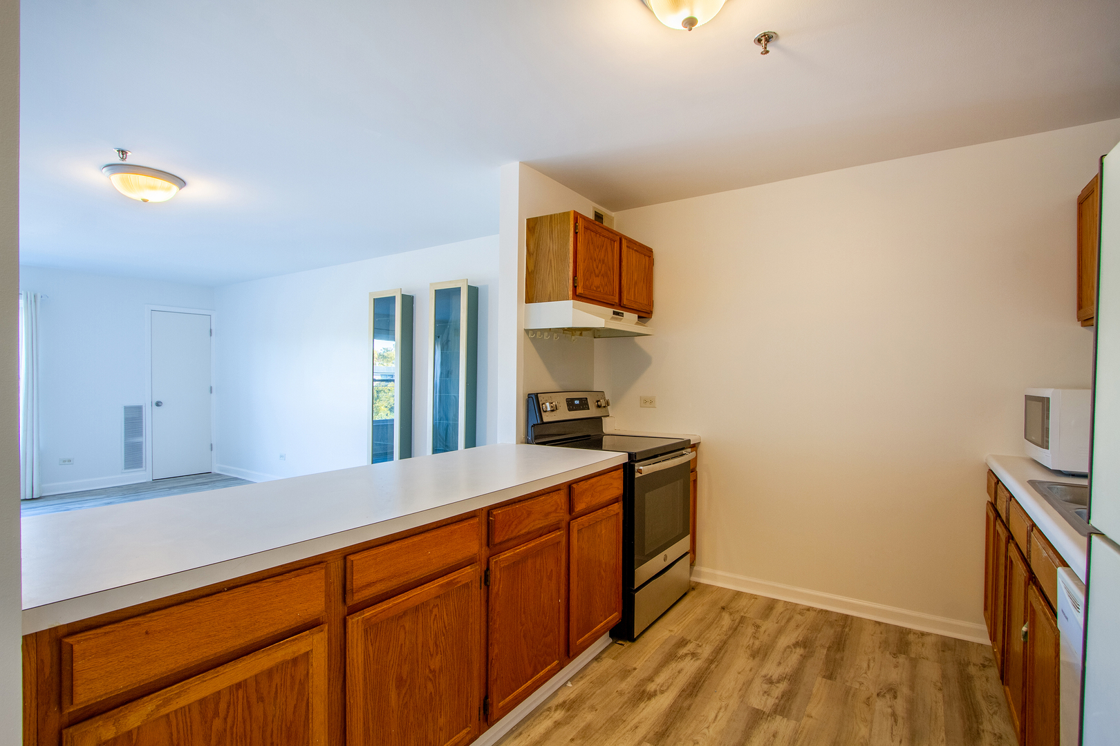 3265 Kirchoff Road, Unit 223 Rolling Meadows, IL 60008 - Photo 6 of 12 a hallway with sink and mirror