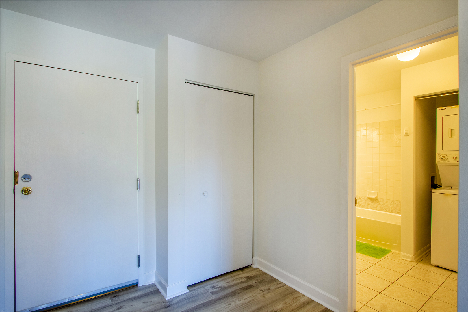 3265 Kirchoff Road, Unit 223 Rolling Meadows, IL 60008 - Photo 8 of 12 a view of an empty room