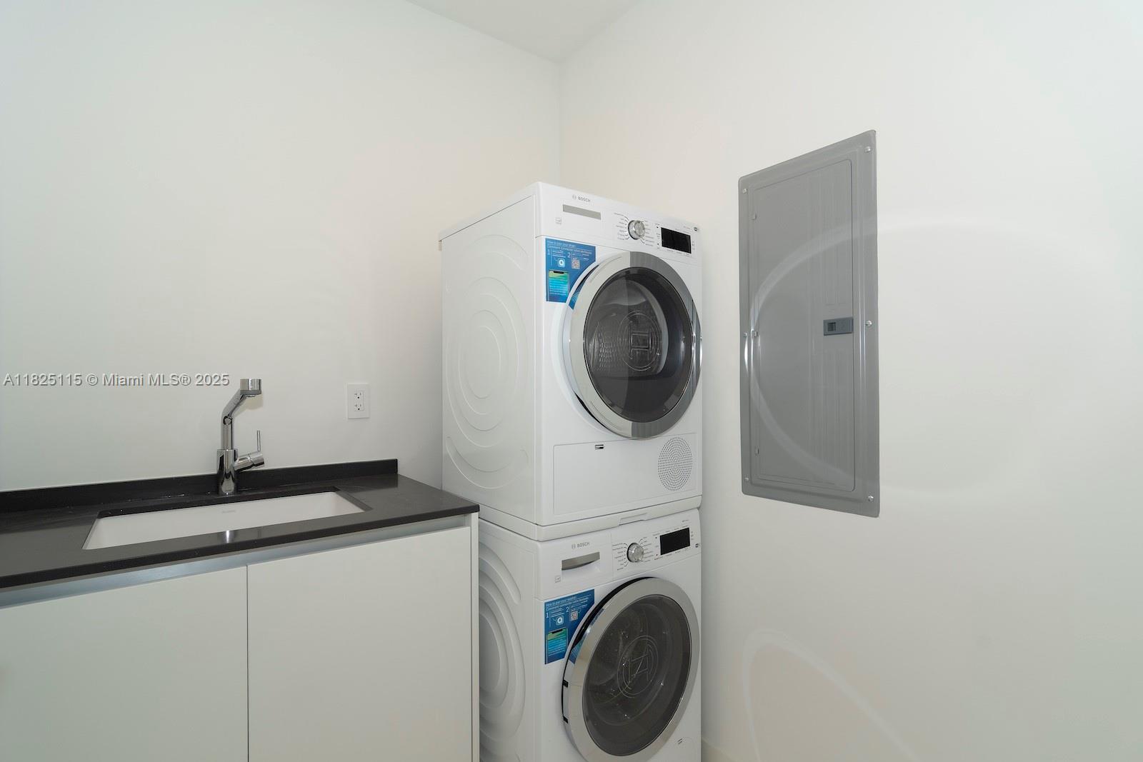 300 Biscayne Blvd Way, Unit 3902 Miami, FL 33131 - Photo 22 of 41 a utility room with dryer and washer