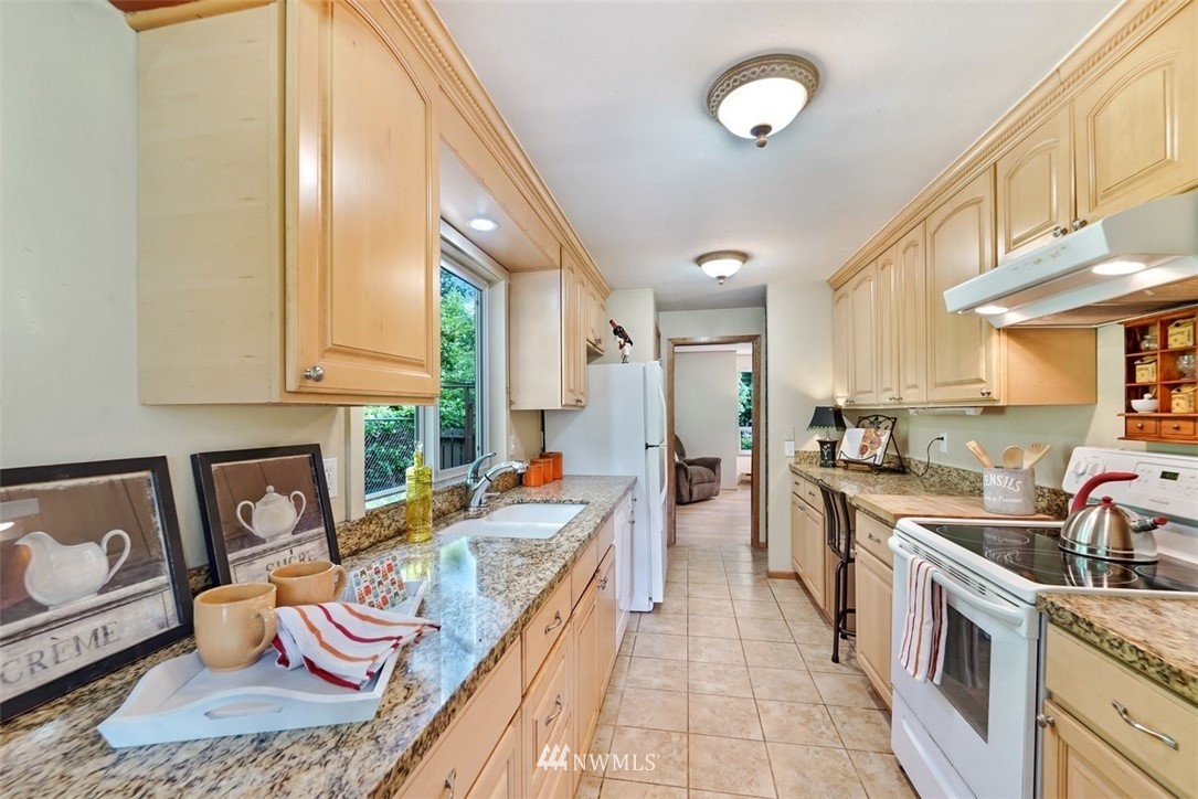 5730 152nd Street Southwest Edmonds, WA 98026 - Photo 3 of 15 Gallery Image 3
