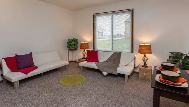 $742 | 1425 North 11th Avenue East, Newton, IA 50208