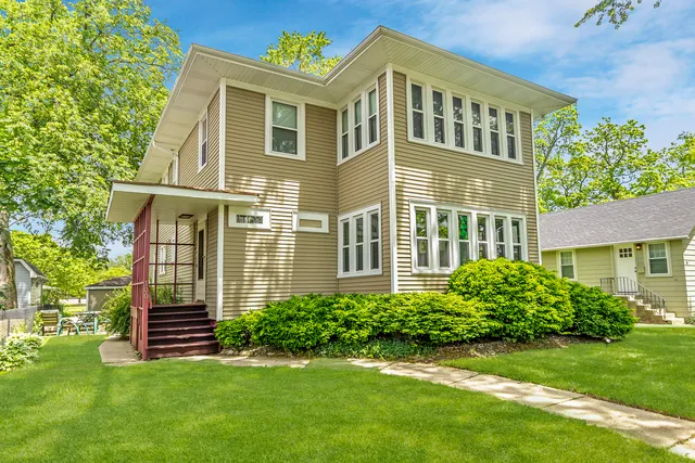 a view of front of a house with a yard