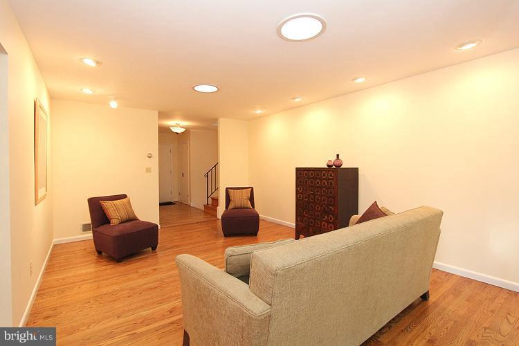 2515 Pegasus Lane Reston, VA 20191 - Photo 6 of 30 Living Room