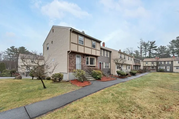 $329,900 | 1 Stonegate Lane, Derry, NH 03038