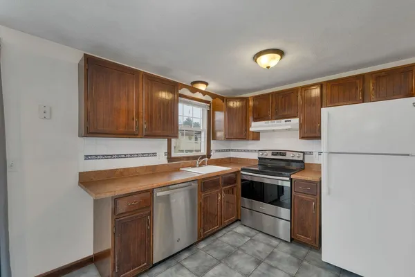 $329,900 | 1 Stonegate Lane, Derry, NH 03038