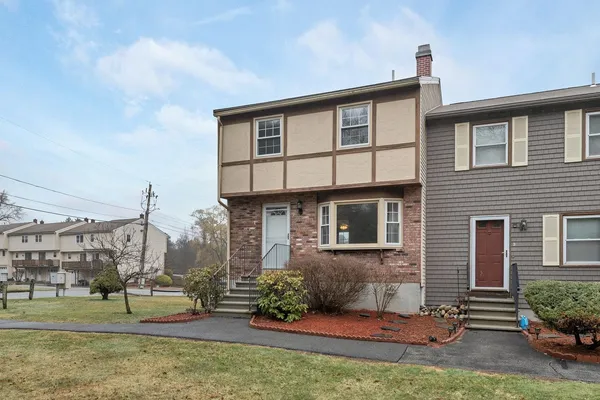 $329,900 | 1 Stonegate Lane, Derry, NH 03038