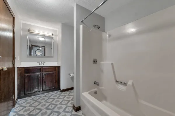 $329,900 | 1 Stonegate Lane, Derry, NH 03038