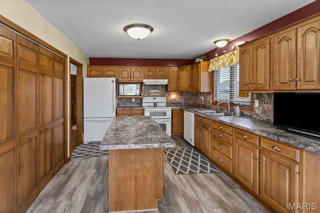 $460,000 | 6409 Sunny Lane, Moro, IL 62067