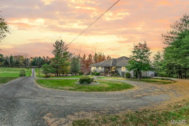 $460,000 | 6409 Sunny Lane, Moro, IL 62067