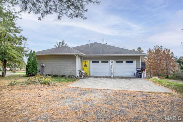 $460,000 | 6409 Sunny Lane, Moro, IL 62067