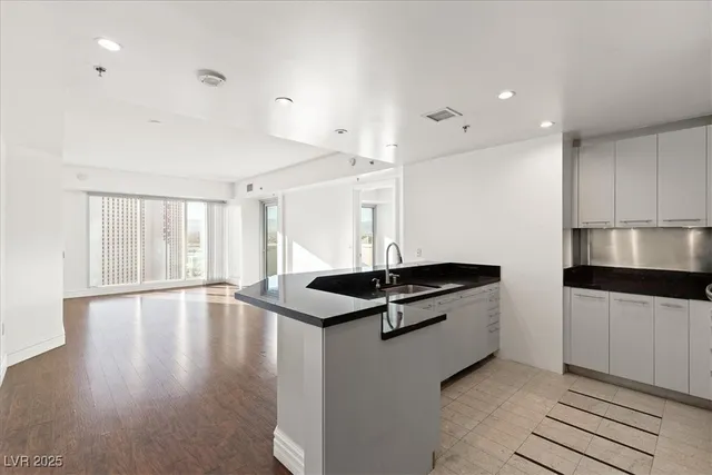 $2,650 | 2700 South Las Vegas Boulevard, Unit 1701, Las Vegas, NV 89109
