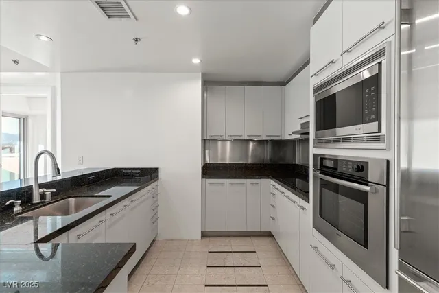 $2,650 | 2700 South Las Vegas Boulevard, Unit 1701, Las Vegas, NV 89109