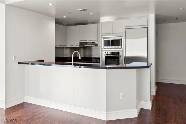 $2,650 | 2700 South Las Vegas Boulevard, Unit 1701, Las Vegas, NV 89109