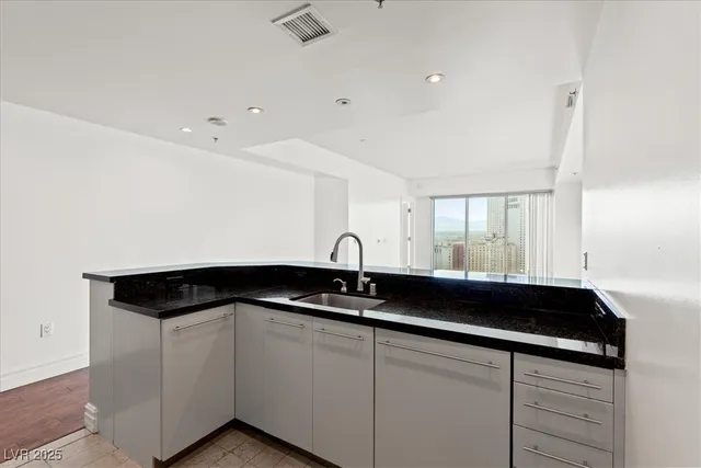 $2,650 | 2700 South Las Vegas Boulevard, Unit 1701, Las Vegas, NV 89109
