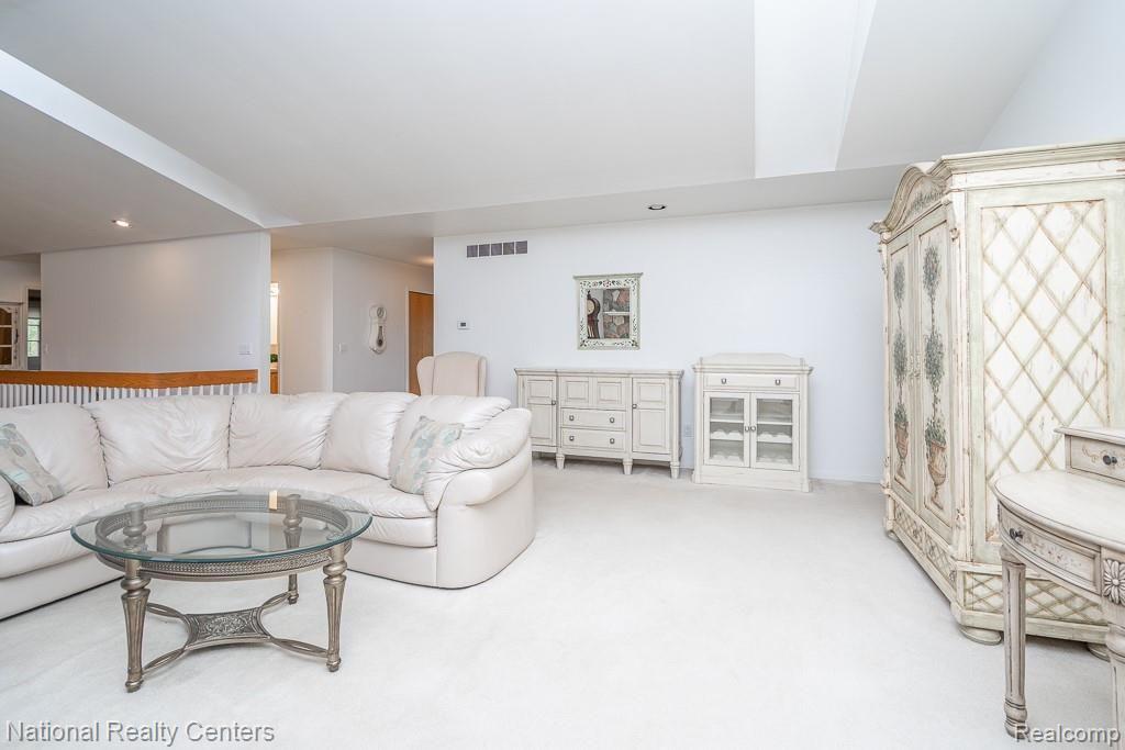 1637 Rowe Road Milford, MI 48380 - Photo 7 of 40 7.jpg